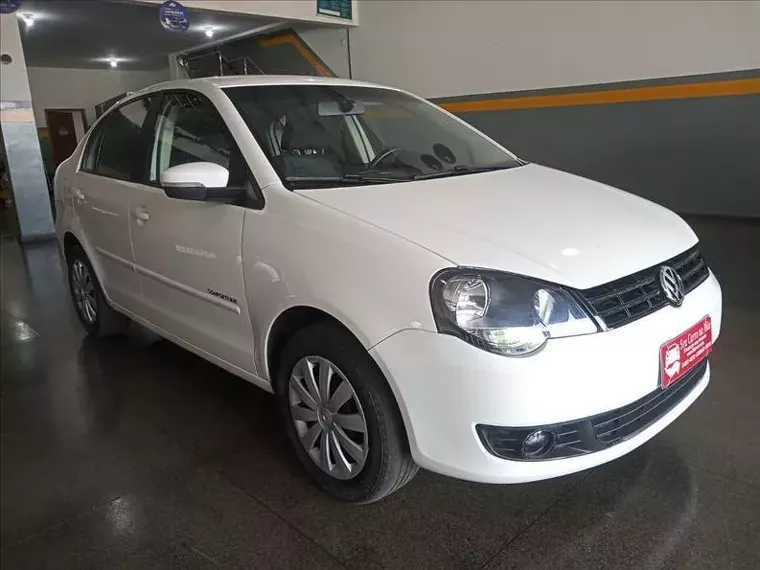 Volkswagen Polo Sedan Branco 1