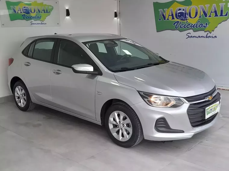 Chevrolet Onix Prata 13