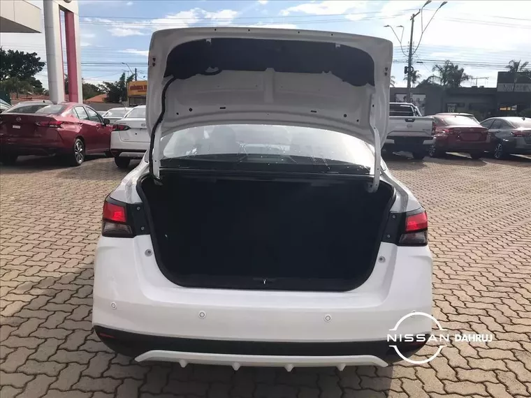 Nissan Versa Branco 4