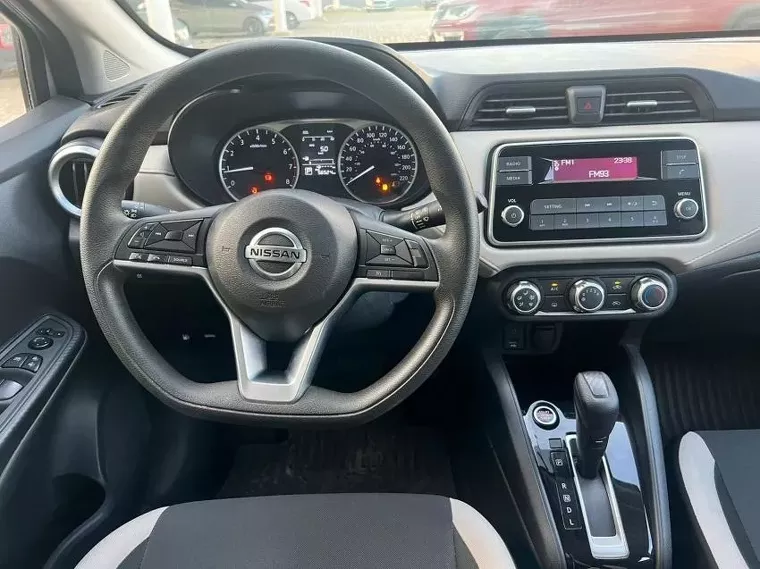 Nissan Versa Prata 2