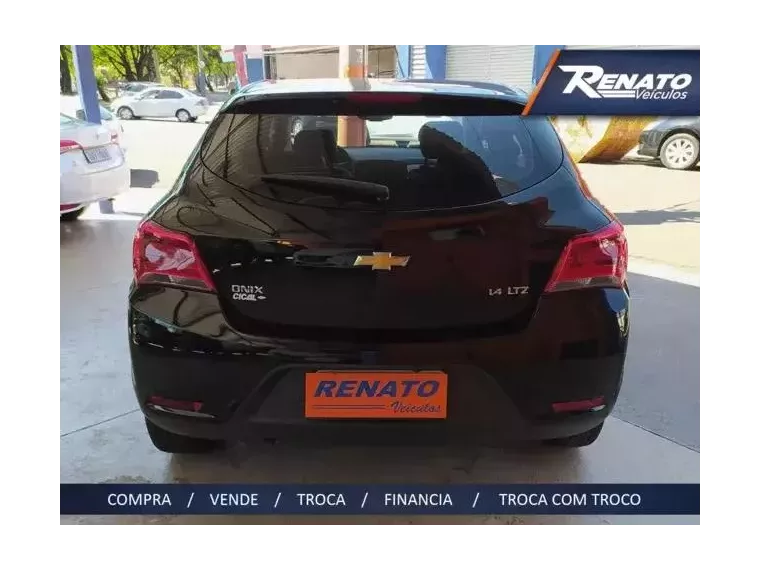 Chevrolet Onix Preto 5