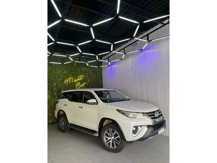 Toyota Hilux SW4 Branco 10