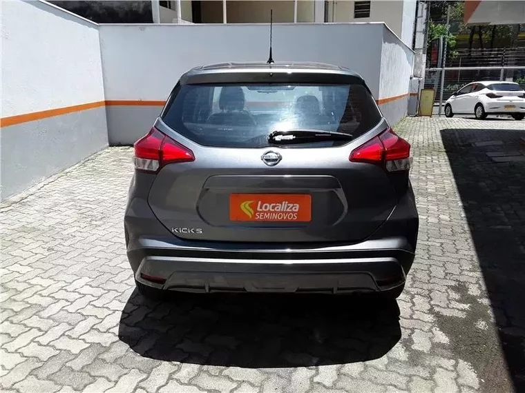 Nissan Kicks Cinza 1