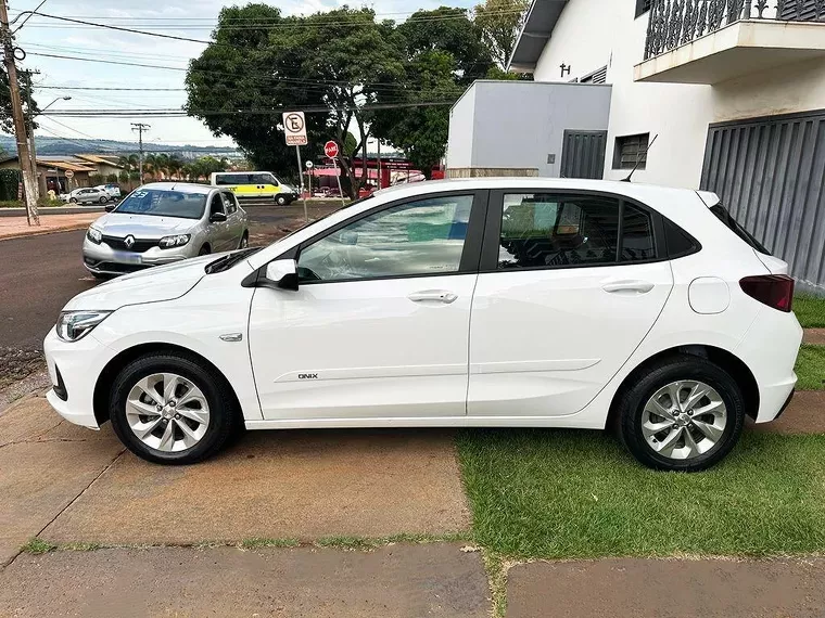 Chevrolet Onix Branco 12