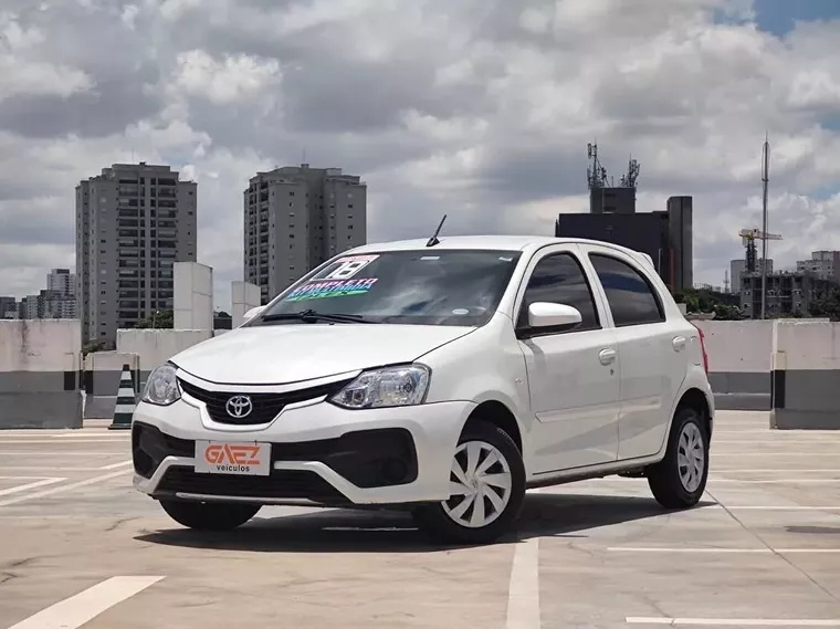 Toyota Etios Branco 13