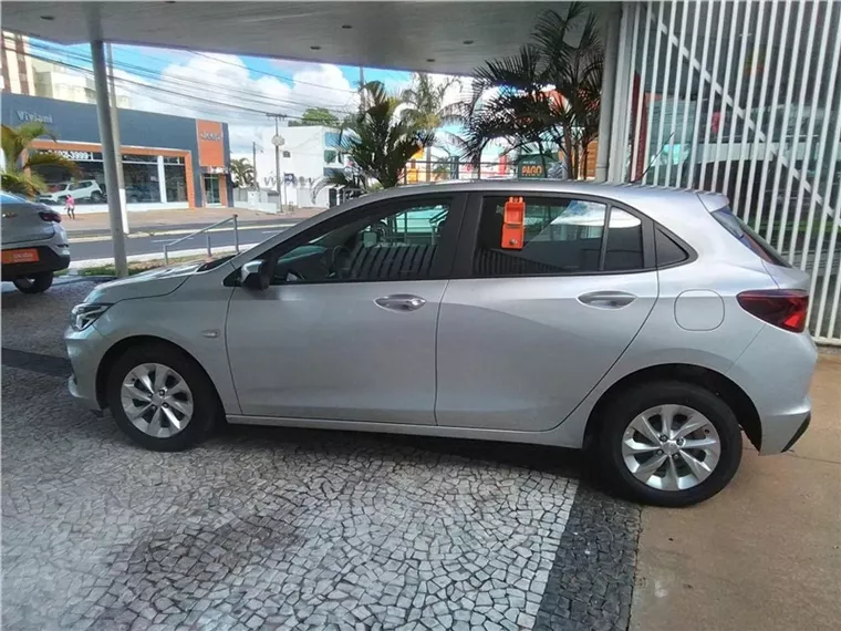 Chevrolet Onix Prata 3