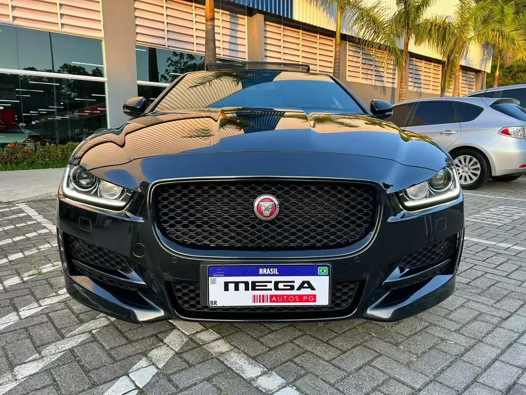 Jaguar XE Preto 3