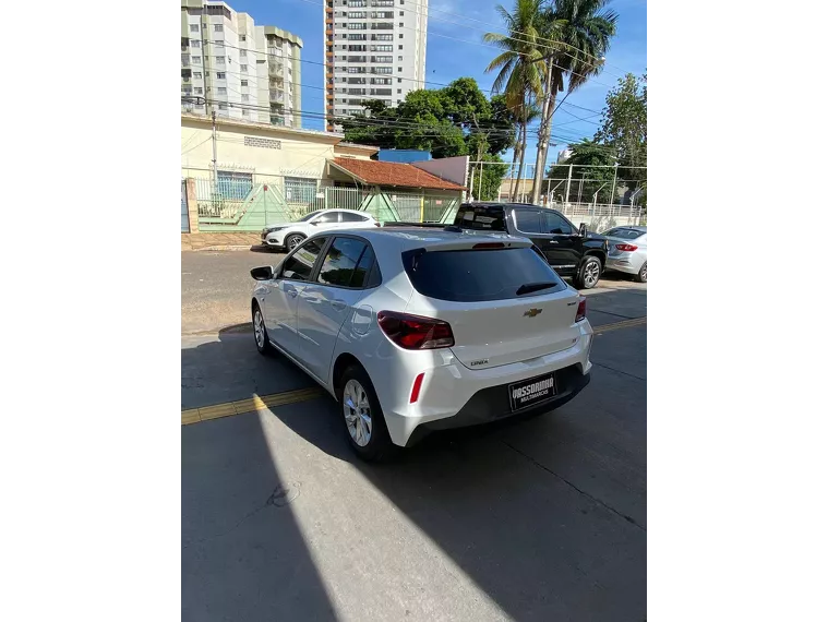 Chevrolet Onix Branco 13