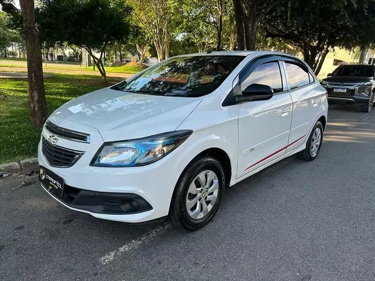 Chevrolet Onix Branco 3