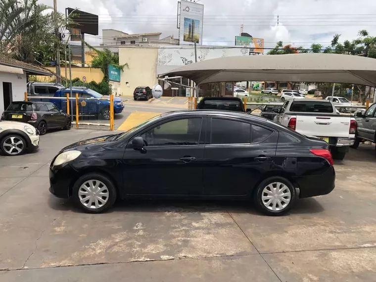 Nissan Versa Preto 15