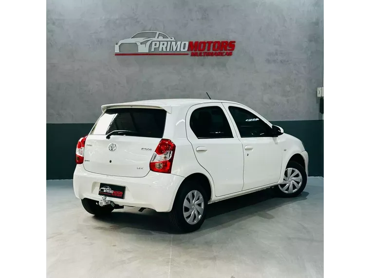 Toyota Etios Branco 4