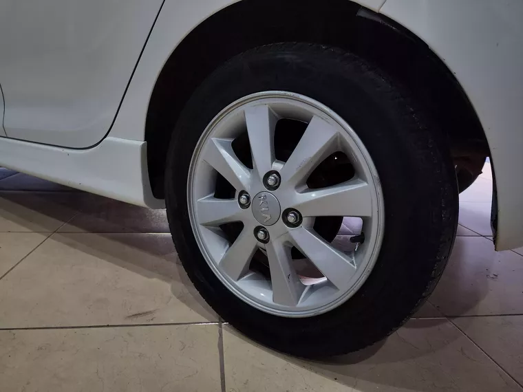 KIA Picanto Branco 8