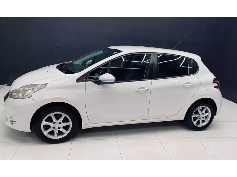 Peugeot 208 Branco 14