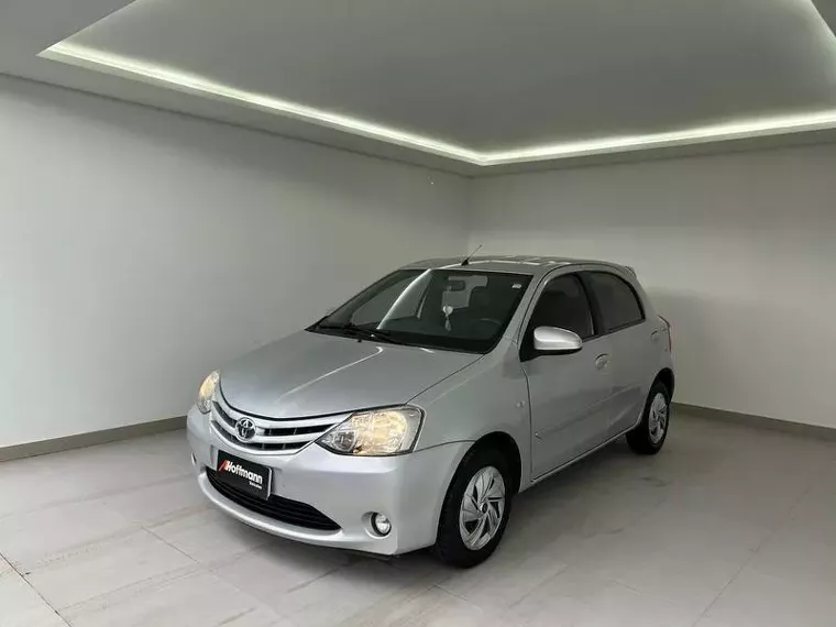 Toyota Etios Prata 9