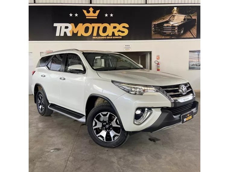 Toyota Hilux SW4 Branco 10