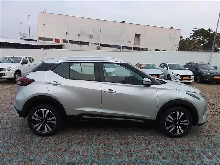 Nissan Kicks Prata 3