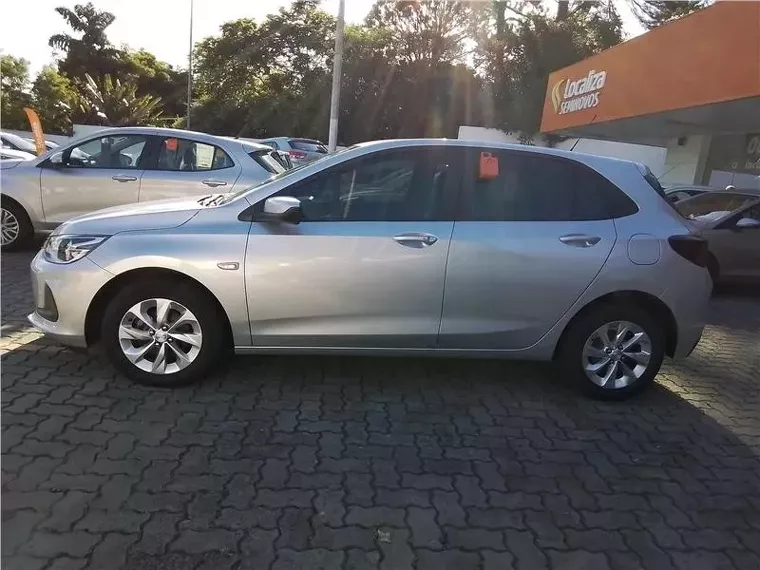 Chevrolet Onix Prata 7