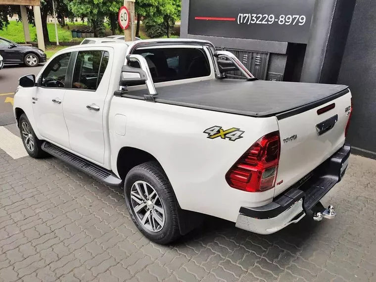 Toyota Hilux Branco 6