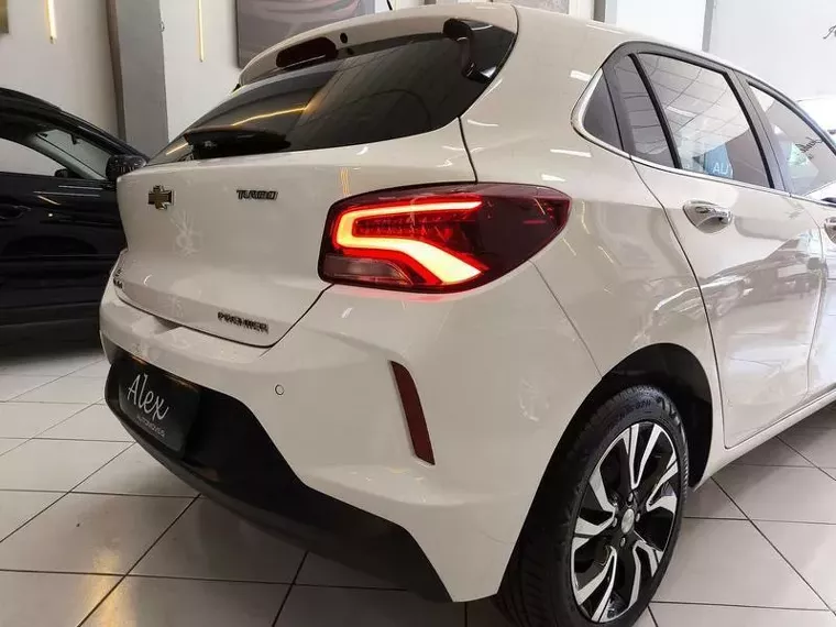 Chevrolet Onix Branco 18