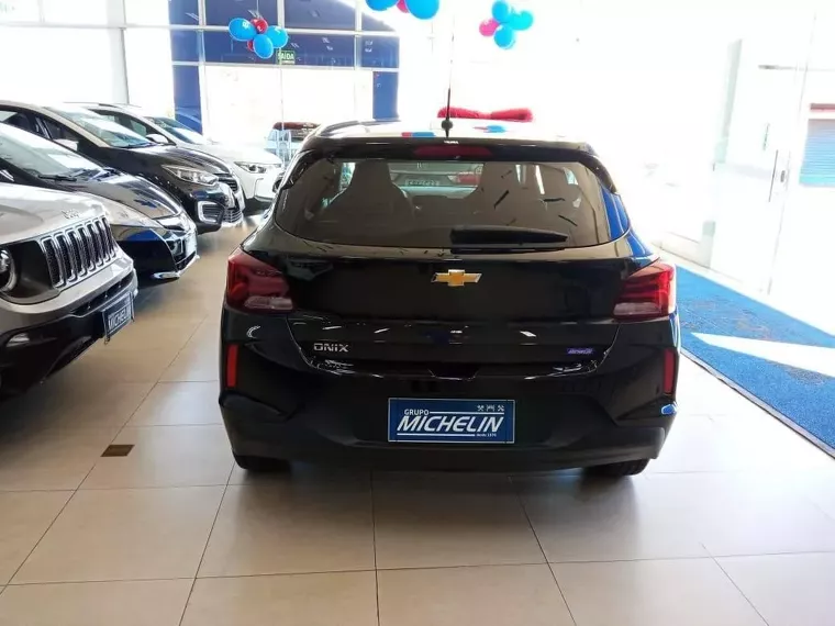 Chevrolet Onix Preto 4