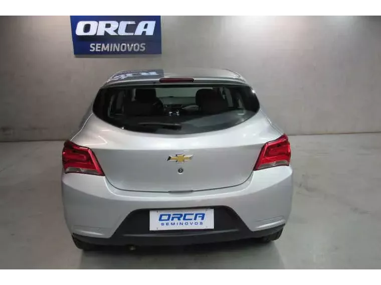 Chevrolet Onix Prata 7