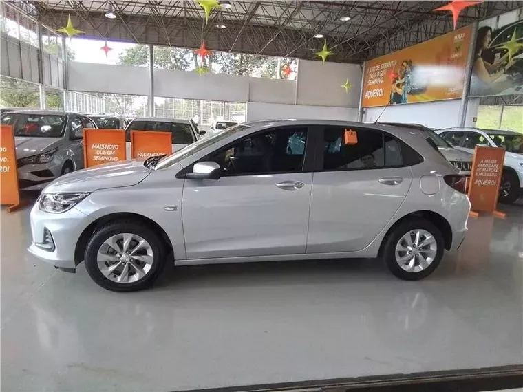 Chevrolet Onix Prata 9