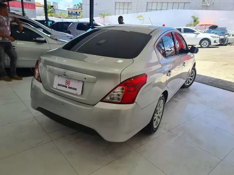 Nissan Versa Prata 3