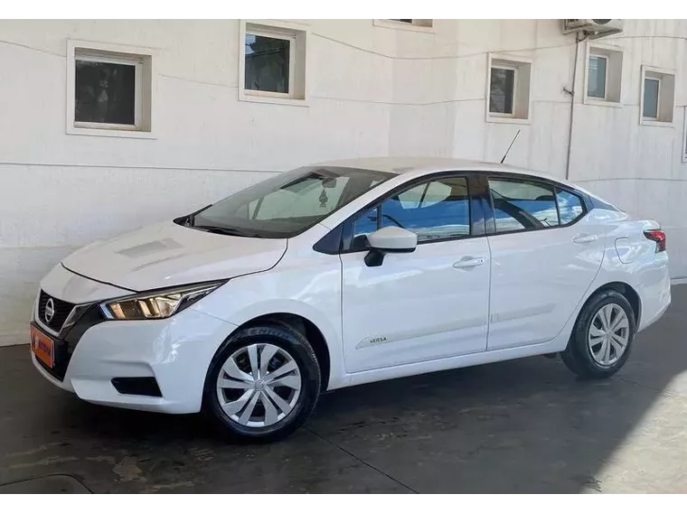 Nissan Versa Branco 2