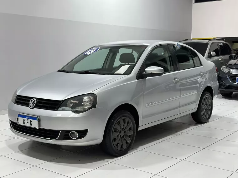 Volkswagen Polo Sedan Prata 1