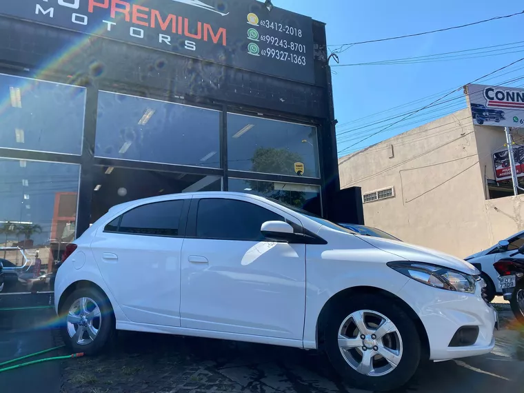 Chevrolet Onix Branco 1