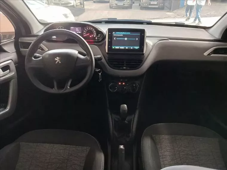 Peugeot 208 Prata 11