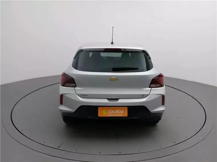 Chevrolet Onix Prata 6