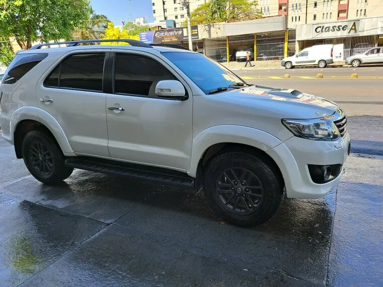 Toyota Hilux SW4 Branco 18