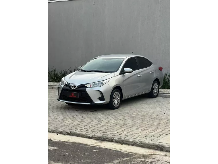 Toyota Yaris Prata 1