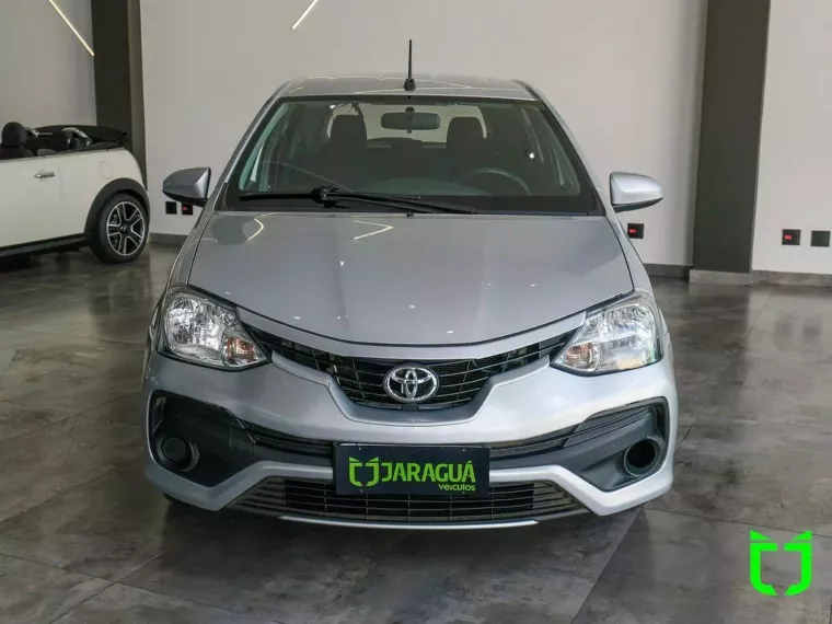 Toyota Etios Prata 9