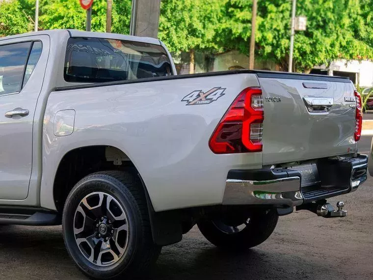 Toyota Hilux Branco 8