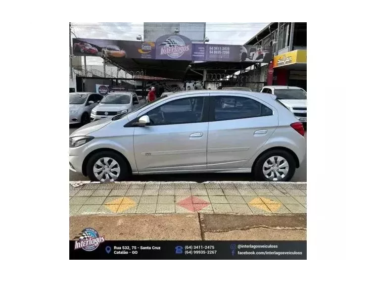 Chevrolet Onix Prata 4