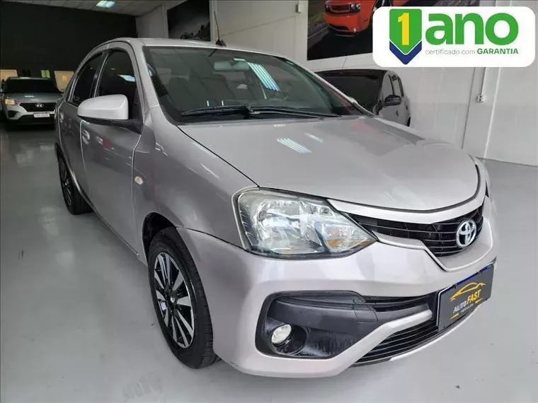 Toyota Etios Prata 7