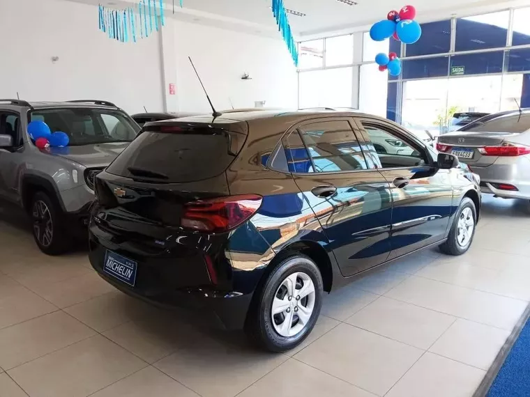 Chevrolet Onix Preto 11