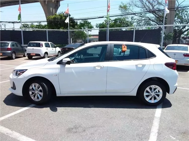 Chevrolet Onix Branco 7