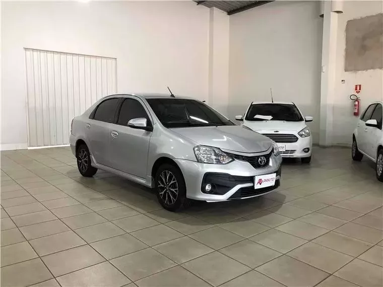 Toyota Etios Branco 10