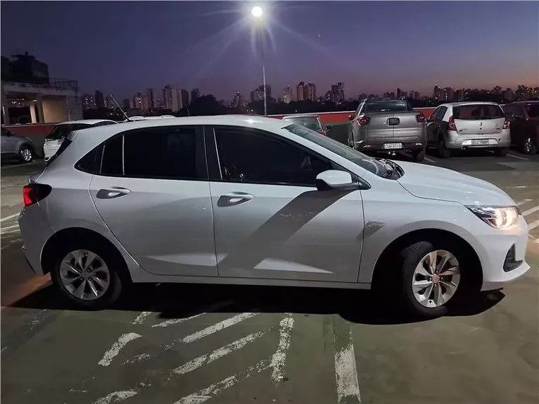 Chevrolet Onix Branco 7