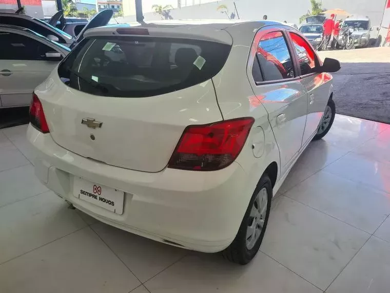 Chevrolet Onix Branco 19