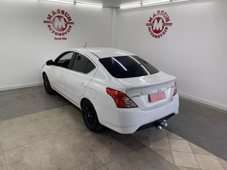 Nissan Versa Branco 19