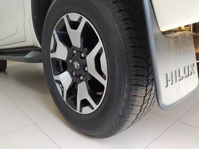 Toyota Hilux Branco 38