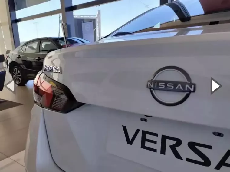Nissan Versa Branco 7