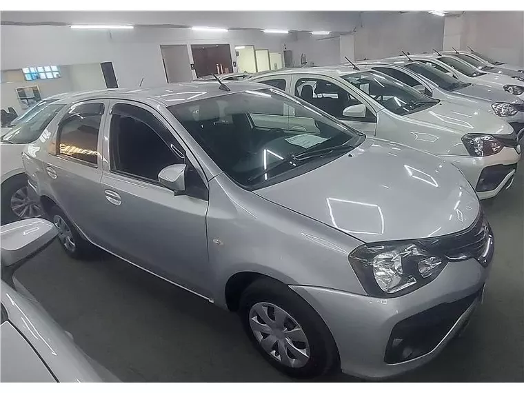 Toyota Etios Prata 1