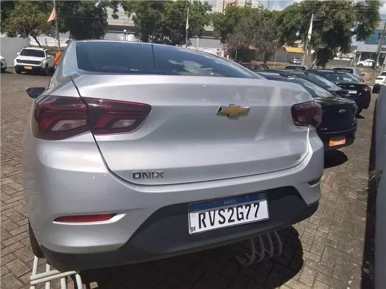 Chevrolet Onix Prata 10