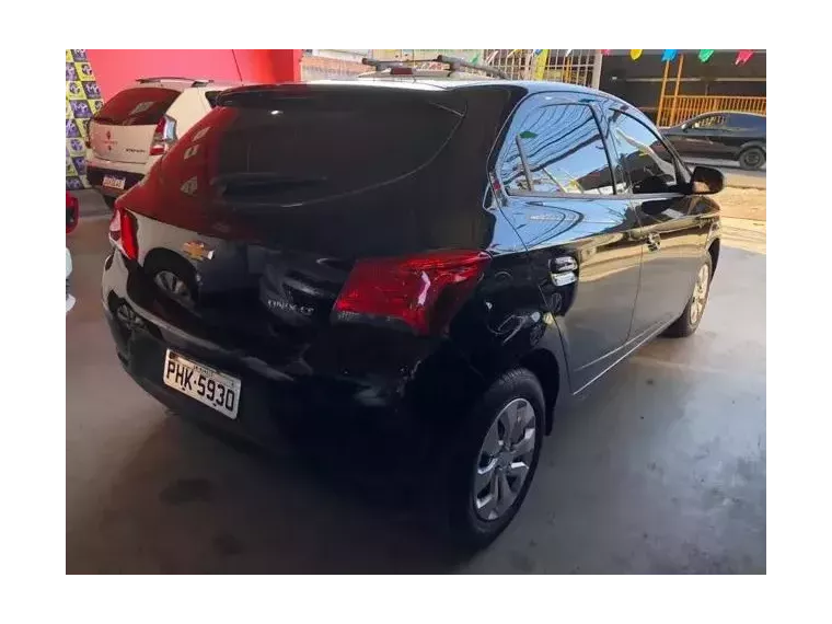 Chevrolet Onix Preto 8