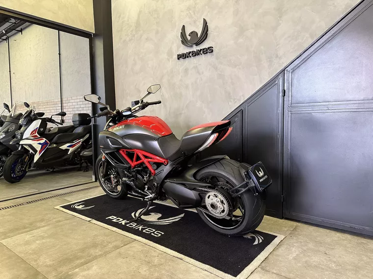 Ducati Diavel Vermelho 4